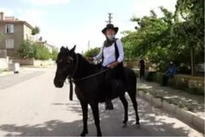 Kadın muhtar, kovboy gibi atla mahallesini geziyor Kadın muhtar, kovboy gibi atla mahallesini geziyor