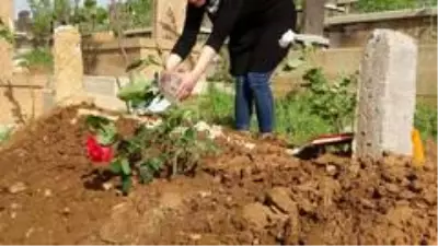 Mezarlıklarda bayram öncesi yoğunluk Mezarlıklarda bayram öncesi yoğunluk