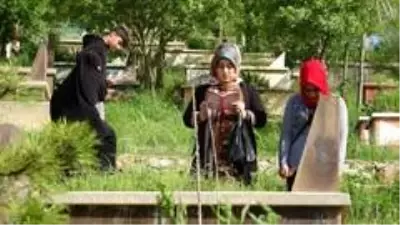 Mezarlıklarda bayram öncesi yoğunluk Mezarlıklarda bayram öncesi yoğunluk