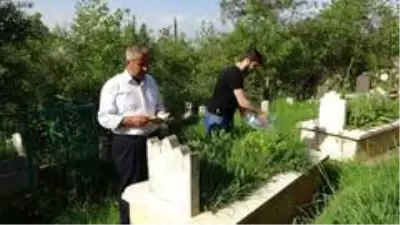 Mezarlıklarda bayram öncesi yoğunluk Mezarlıklarda bayram öncesi yoğunluk
