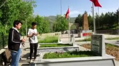 Mezarlıklarda bayram öncesi yoğunluk Mezarlıklarda bayram öncesi yoğunluk