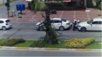 Motosiklet 2 otomobilin arasında böyle kaldı: 2 yaralı Motosiklet 2 otomobilin arasında böyle kaldı: 2 yaralı