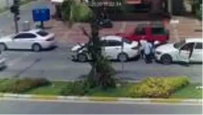 Motosiklet 2 otomobilin arasında böyle kaldı: 2 yaralı Motosiklet 2 otomobilin arasında böyle kaldı: 2 yaralı
