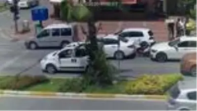 Motosiklet 2 otomobilin arasında böyle kaldı: 2 yaralı Motosiklet 2 otomobilin arasında böyle kaldı: 2 yaralı