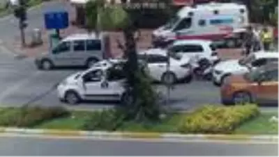 Motosiklet 2 otomobilin arasında böyle kaldı: 2 yaralı Motosiklet 2 otomobilin arasında böyle kaldı: 2 yaralı