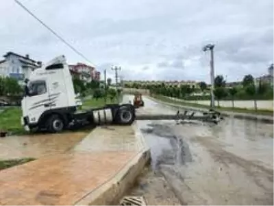 Muayeneye giderken kayganlaşan yolda duramayan tır, elektrik direğine çarptı