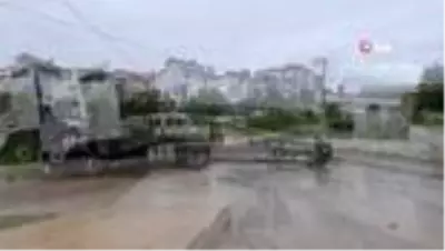 Muayeneye giderken kayganlaşan yolda duramayan tır, elektrik direğine çarptı