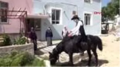 Niğde'nin kadın muhtarı kovboy kıyafeti ve atıyla mahalleyi geziyor Niğde'nin kadın muhtarı kovboy kıyafeti ve atıyla mahalleyi geziyor