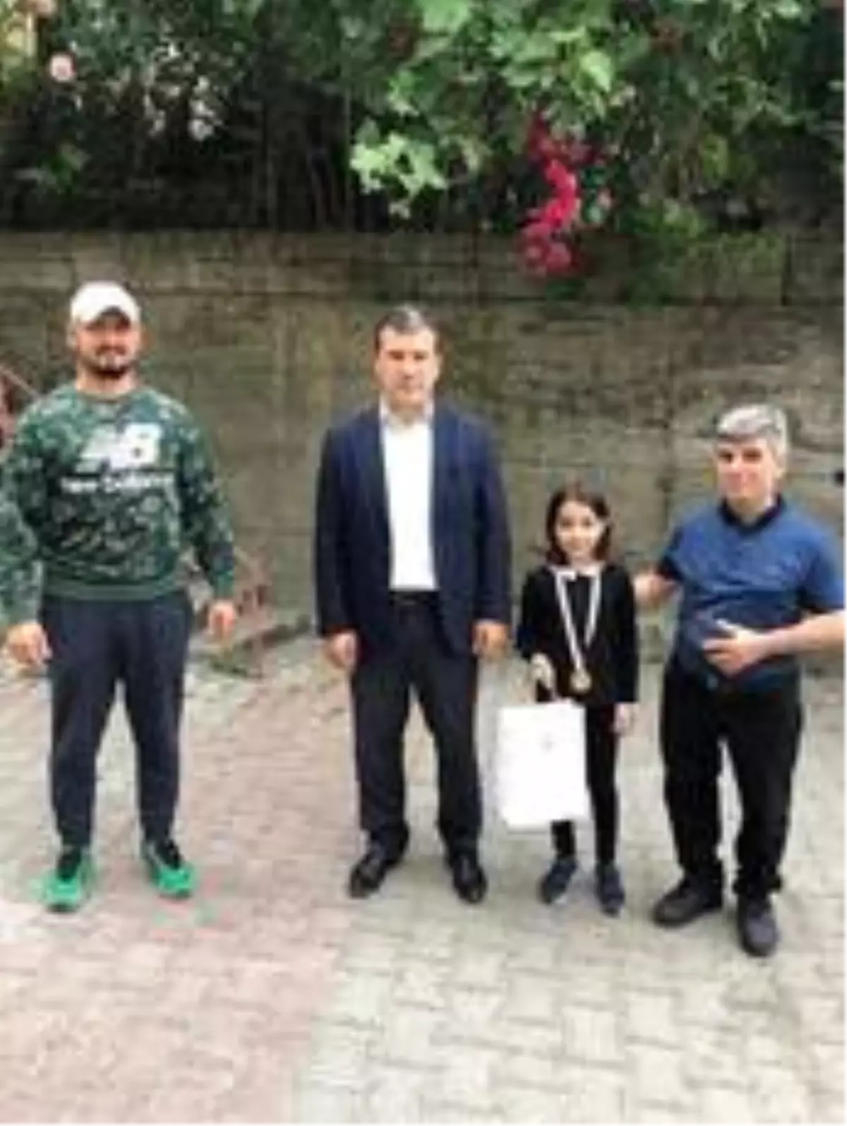 Online karate yarışmalarında dereceye girenlere madalyaları kapılarına getirildi