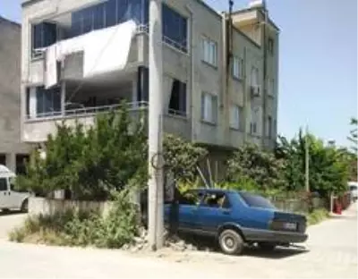 Önüne çıkan araca çarpmamak için ani manevra yaptı, bahçe duvarından içeri girdi