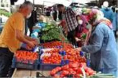 Vatandaşlar, 4 günlük sokağa çıkma yasağı öncesi soluğu pazarlarda aldı