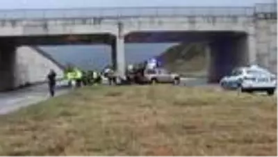 Otomobil üst geçidin ayağına çarptı: 2 ölü, 1 yaralı