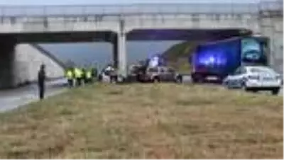 Otomobil üst geçidin ayağına çarptı: 2 ölü, 1 yaralı Otomobil üst geçidin ayağına çarptı: 2 ölü, 1 yaralı
