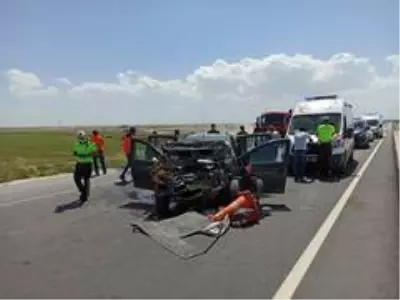 Otomobil yol denetim kamyonetine arkadan çarptı: 3 yaralı