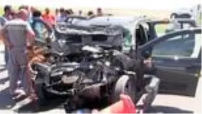 Otomobil yol denetim kamyonetine çarptı: 3 yaralı