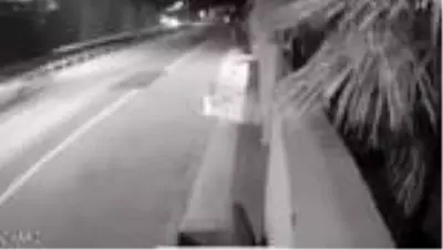 Otomobilin tırın dorsesine arkadan çarparak savrulduğu kaza kameraya yansıdı