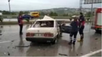 Otomobille kamyonet çarpıştı: 1 ölü Otomobille kamyonet çarpıştı: 1 ölü