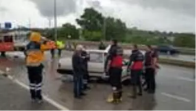 Otomobille kamyonet çarpıştı: 1 ölü Otomobille kamyonet çarpıştı: 1 ölü