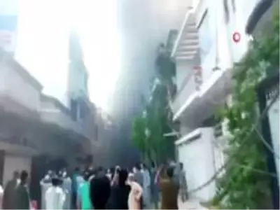 Pakistan'da yolcu uçağı yerleşim alanına düştü Pakistan'da yolcu uçağı yerleşim alanına düştü