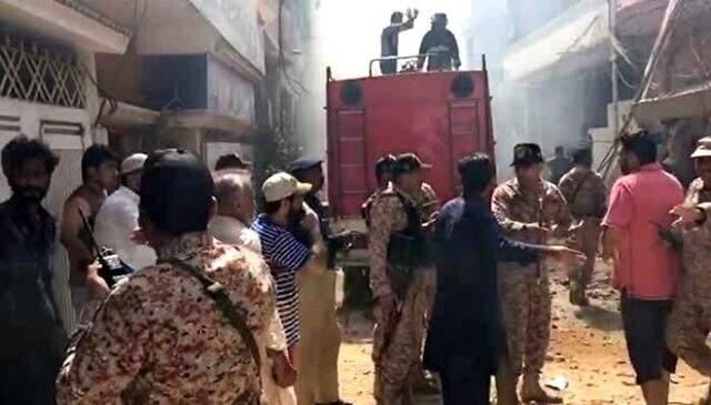 Pakistan'daki uçağın düştüğü anlara ait video ortaya çıktı Pakistan'daki uçağın düştüğü anlara ait video ortaya çıktı