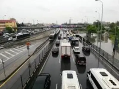 Sağanak yağmur trafiğe neden oldu