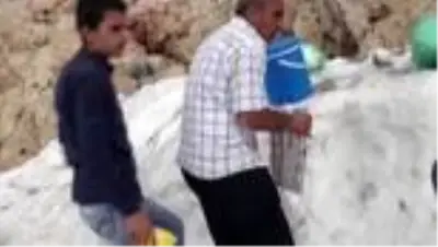 Sıcaktan bunalanlar iftarı Nemrut Dağı’ndaki kar ile yapıyor