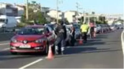 Silivri'de sokağa çıkma yasağı öncesi seyahat kuyruğu Silivri'de sokağa çıkma yasağı öncesi seyahat kuyruğu