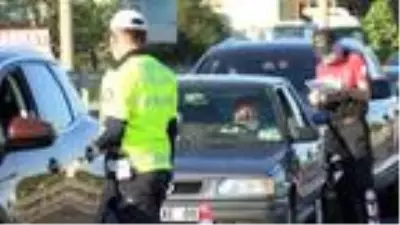 Silivri'de sokağa çıkma yasağı öncesi seyahat kuyruğu Silivri'de sokağa çıkma yasağı öncesi seyahat kuyruğu