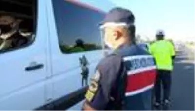 Silivri'de sokağa çıkma yasağı öncesi seyahat kuyruğu Silivri'de sokağa çıkma yasağı öncesi seyahat kuyruğu