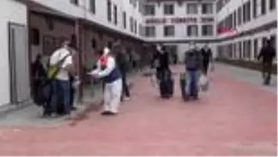 Sinop'ta karantina süresi dolan 187 kişi uğurlandı, testi pozitif çıkan 4 kişi hastanede Sinop'ta karantina süresi dolan 187 kişi uğurlandı, testi pozitif çıkan 4 kişi hastanede