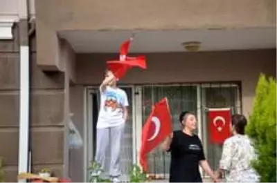 Sokağa çıkamayan vatandaşlar balkonlarda spor yaptı