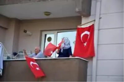 Sokağa çıkamayan vatandaşlar balkonlarda spor yaptı Sokağa çıkamayan vatandaşlar balkonlarda spor yaptı