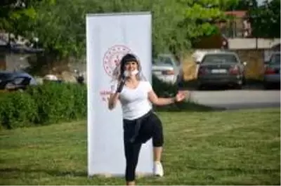 Sokağa çıkamayan vatandaşlar balkonlarda spor yaptı Sokağa çıkamayan vatandaşlar balkonlarda spor yaptı
