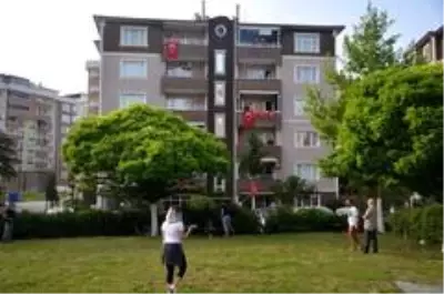 Sokağa çıkamayan vatandaşlar balkonlarda spor yaptı Sokağa çıkamayan vatandaşlar balkonlarda spor yaptı