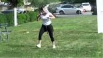 Sokağa çıkamayan vatandaşlar balkonlarda spor yaptı Sokağa çıkamayan vatandaşlar balkonlarda spor yaptı
