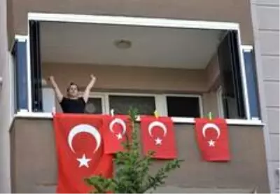 Sokağa çıkamayan vatandaşlar balkonlarda spor yaptı Sokağa çıkamayan vatandaşlar balkonlarda spor yaptı