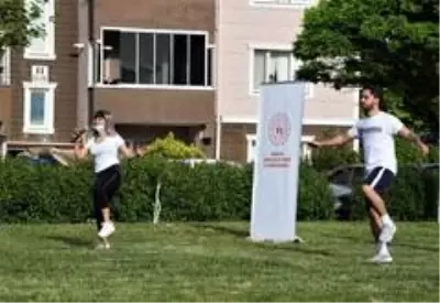 Sokağa çıkamayan vatandaşlar balkonlarda spor yaptı Sokağa çıkamayan vatandaşlar balkonlarda spor yaptı