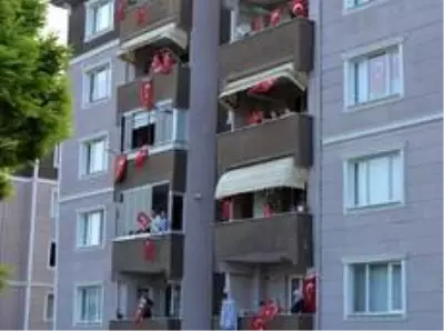 Sokağa çıkamayan vatandaşlar balkonlarda spor yaptı Sokağa çıkamayan vatandaşlar balkonlarda spor yaptı