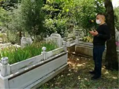 Sokağa çıkma kısıtlaması öncesi mezarlıklara akın ettiler Sokağa çıkma kısıtlaması öncesi mezarlıklara akın ettiler