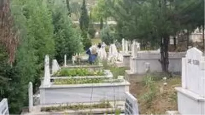 Sokağa çıkma kısıtlaması öncesi mezarlıklara koştular