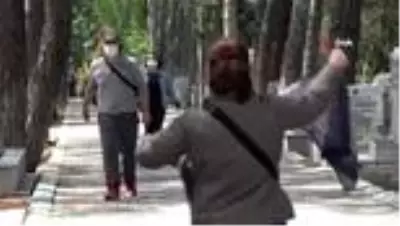Sokağa çıkma kısıtlaması öncesi vatandaşlar kabristana akın etti Sokağa çıkma kısıtlaması öncesi vatandaşlar kabristana akın etti