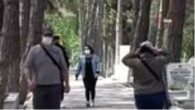 Sokağa çıkma kısıtlaması öncesi vatandaşlar kabristana akın etti Sokağa çıkma kısıtlaması öncesi vatandaşlar kabristana akın etti