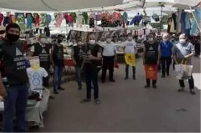 Sosyal mesafenin önemine dikkat çekmek için yelek dağıttılar