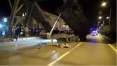 Tırın açık unutulan damperi üst geçide çarpıp koptu