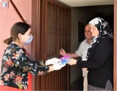 Toroslar Belediyesi'nden vatandaşa bayram kahvesi Toroslar Belediyesi'nden vatandaşa bayram kahvesi