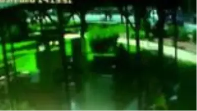 Trafik kazasında yaralanan polislere tişörtle 'güneş koruması' Trafik kazasında yaralanan polislere tişörtle 'güneş koruması'