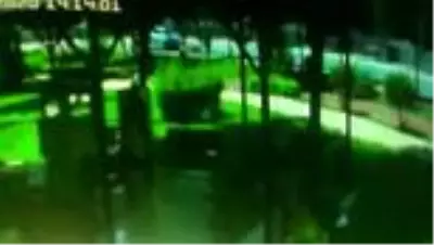 Trafik kazasında yaralanan polislere tişörtle 'güneş koruması' Trafik kazasında yaralanan polislere tişörtle 'güneş koruması'