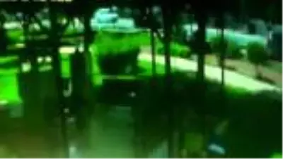 Trafik kazasında yaralanan polislere tişörtle 'güneş koruması' Trafik kazasında yaralanan polislere tişörtle 'güneş koruması'