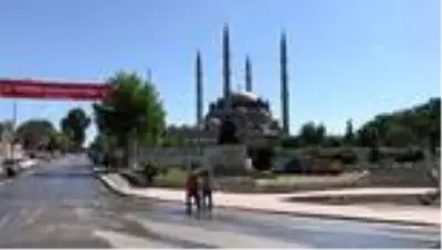 Trakya'da 'Evde kal' çağrısına bayram alışverişi dolayısıyla kısmen uyuluyor - EDİRNE / KIRKLARELİ / Trakya'da 'Evde kal' çağrısına bayram alışverişi dolayısıyla kısmen uyuluyor - EDİRNE / KIRKLARELİ /