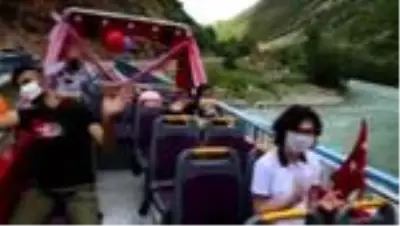 Tunceli'de 'Vefalı eller' gençlere Munzur ve Pülümür Vadisi'ni gezdirdi Tunceli'de 'Vefalı eller' gençlere Munzur ve Pülümür Vadisi'ni gezdirdi